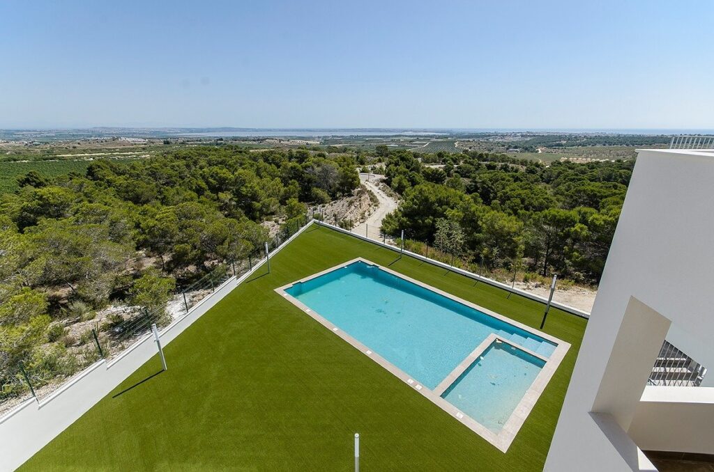 Panoramisch zicht en zwembad van nieuwbouw appartement in San Miguel De Salinas in Spanje, gelegen aan de  Costa Blanca-Zuid