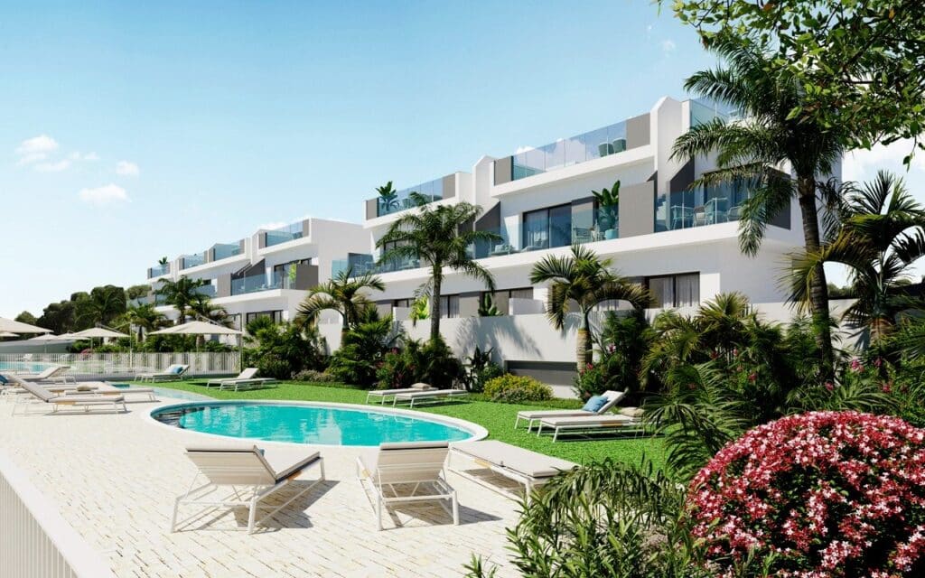 Gemeenschappelijk zwembad en vooraanzicht van nieuwbouw appartement in Torrevieja in Spanje, gelegen aan de  Costa Blanca-Zuid
