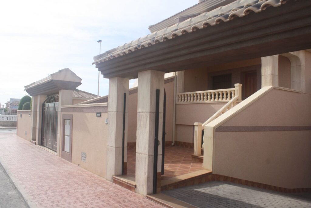 Vooraanzicht van nieuwbouw huis in Torrevieja in Spanje, gelegen aan de  Costa Blanca-Zuid