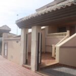 Vooraanzicht van nieuwbouw huis in Torrevieja in Spanje, gelegen aan de  Costa Blanca-Zuid