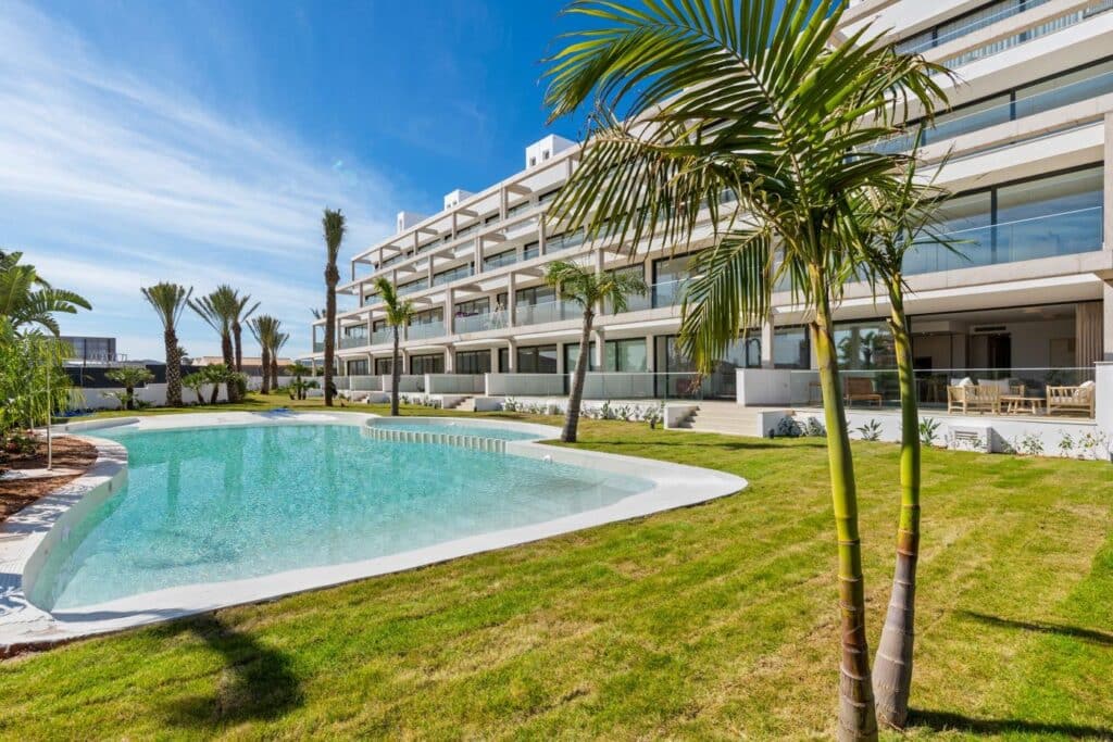 Gemeenschappelijk zwembad en vooraanzicht van in Cartagena (30200) in Spanje, gelegen aan de  Costa Cálida