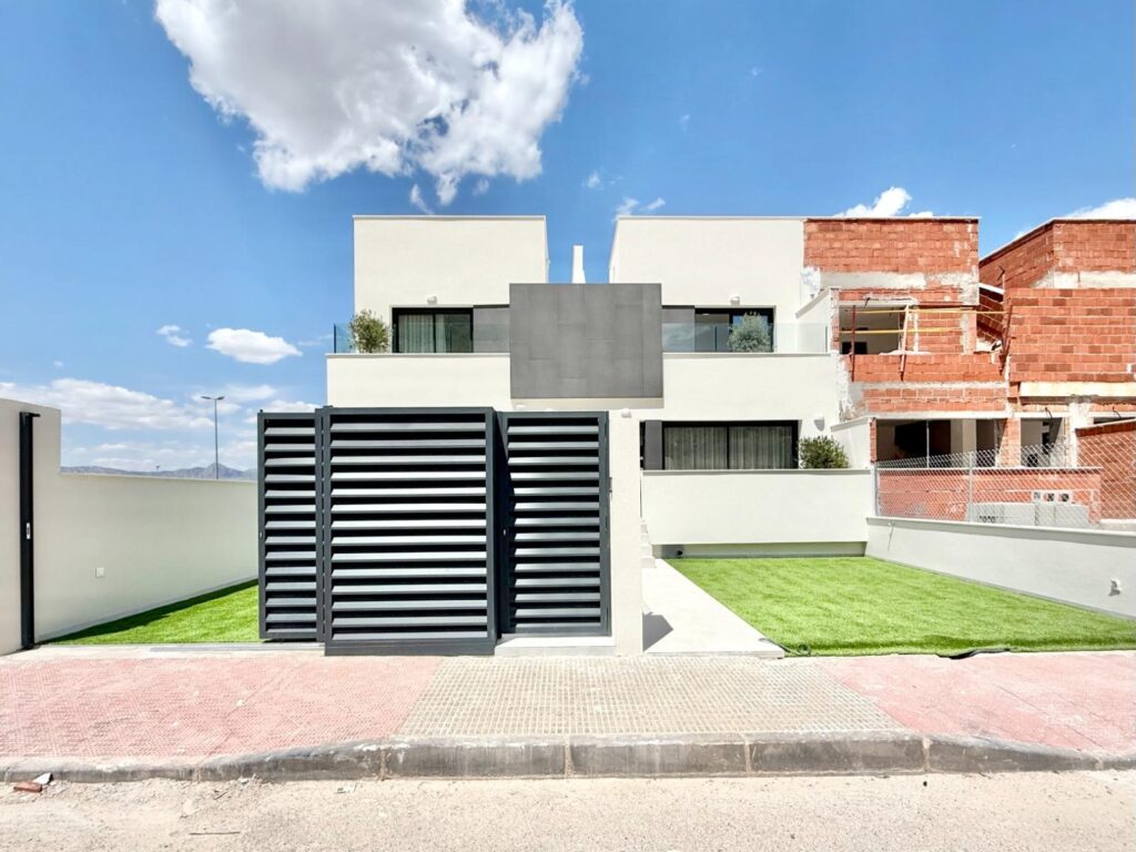 Vooraanzicht van in Cox in Spanje, gelegen aan de  Costa Blanca-Zuid