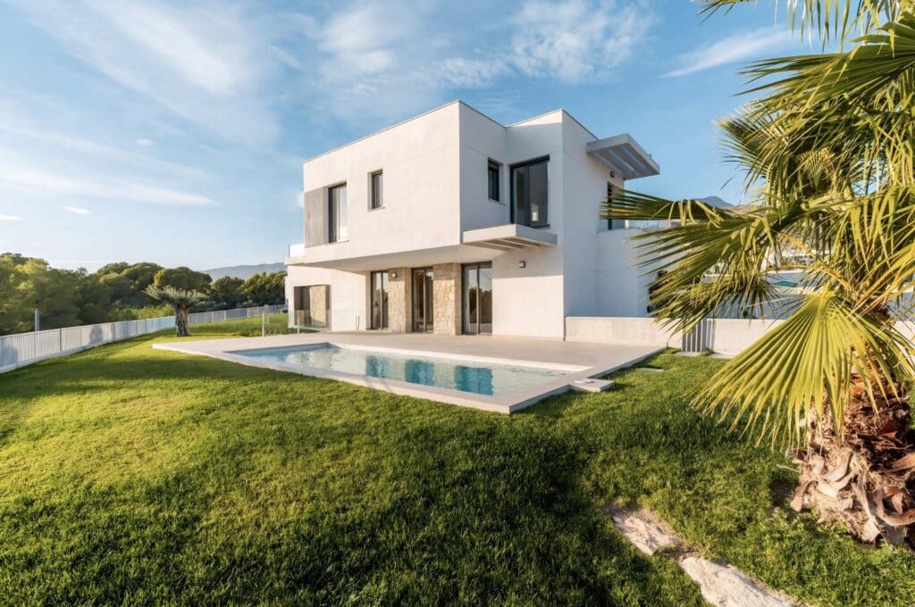 Zwembad en vooraanzicht van in Finestrat in Spanje, gelegen aan de  Costa Blanca-Noord