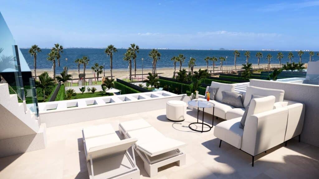Zeezicht en solarium van in Los Alcazares in Spanje, gelegen aan de  Costa Cálida