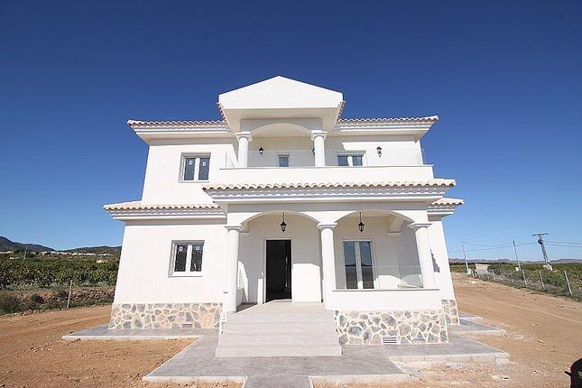 Zwembad en vooraanzicht van in Pinoso in Spanje, gelegen aan de  Costa Blanca-Zuid