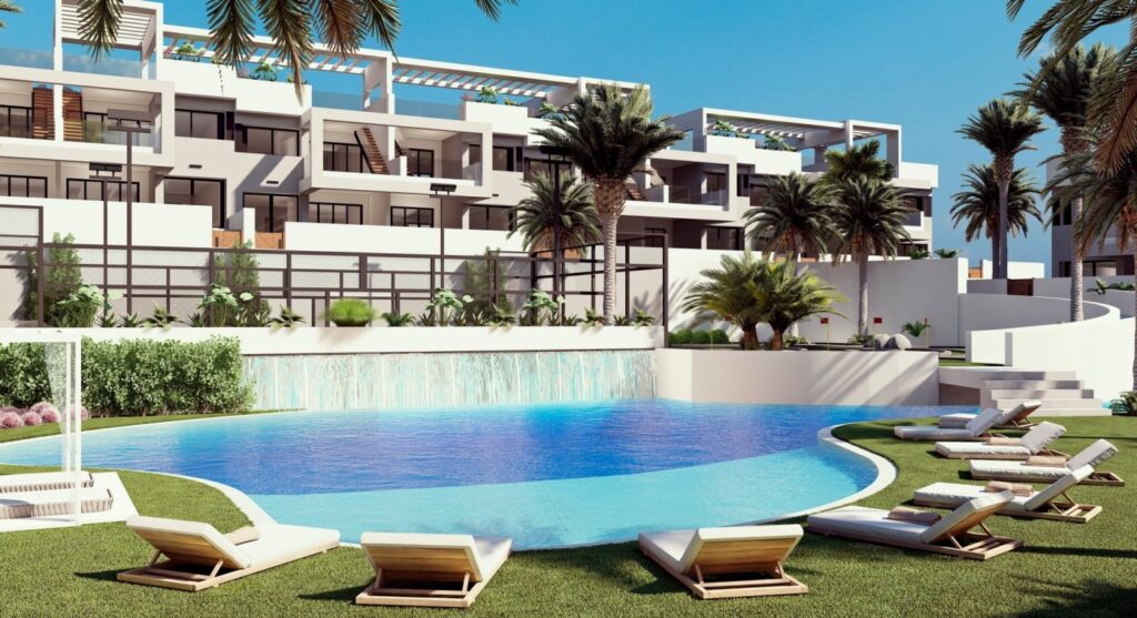 Gemeenschappelijk zwembad en vooraanzicht van in Torrevieja in Spanje, gelegen aan de  Costa Blanca-Zuid