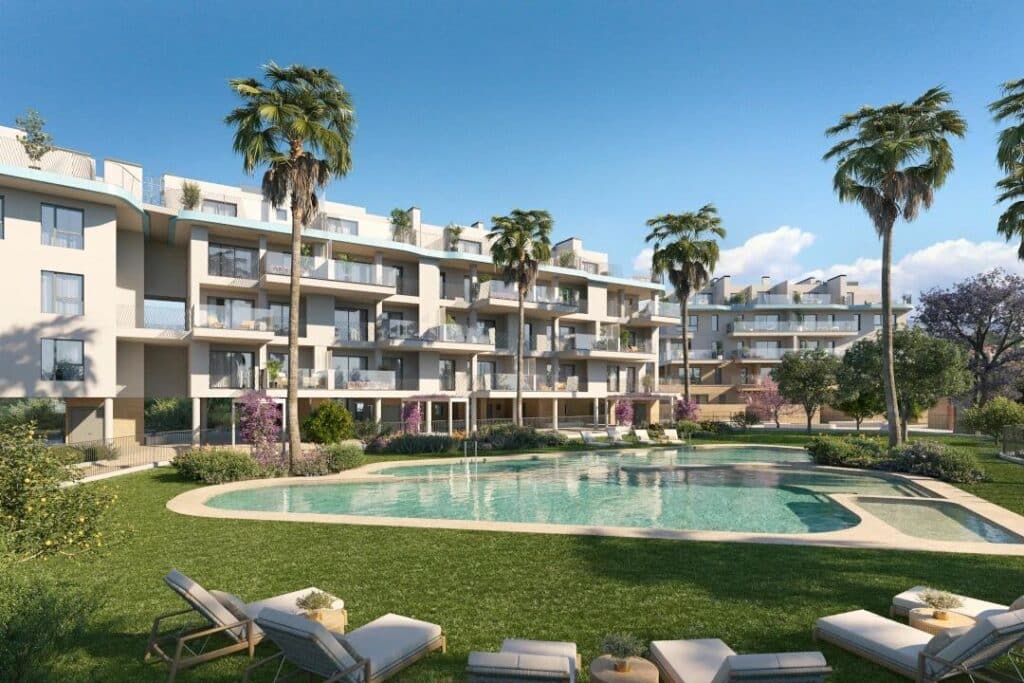 Gemeenschappelijk zwembad en vooraanzicht van in Villajoyosa in Spanje, gelegen aan de  Costa Blanca-Noord