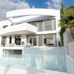 Zwembad en vooraanzicht van nieuwbouw villa in Altea in Spanje, gelegen aan de  Costa Blanca-Noord