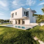 Zwembad en vooraanzicht van nieuwbouw villa in Finestrat in Spanje, gelegen aan de  Costa Blanca-Noord