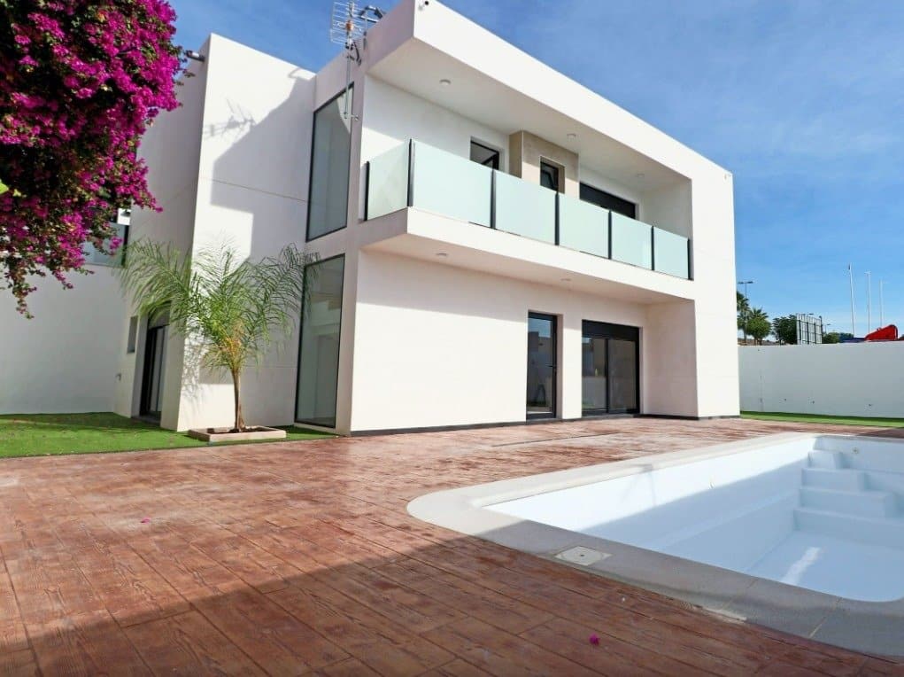 Zwembad en vooraanzicht van nieuwbouw villa in Fortuna (30620) in Spanje, gelegen aan de  Costa Cálida
