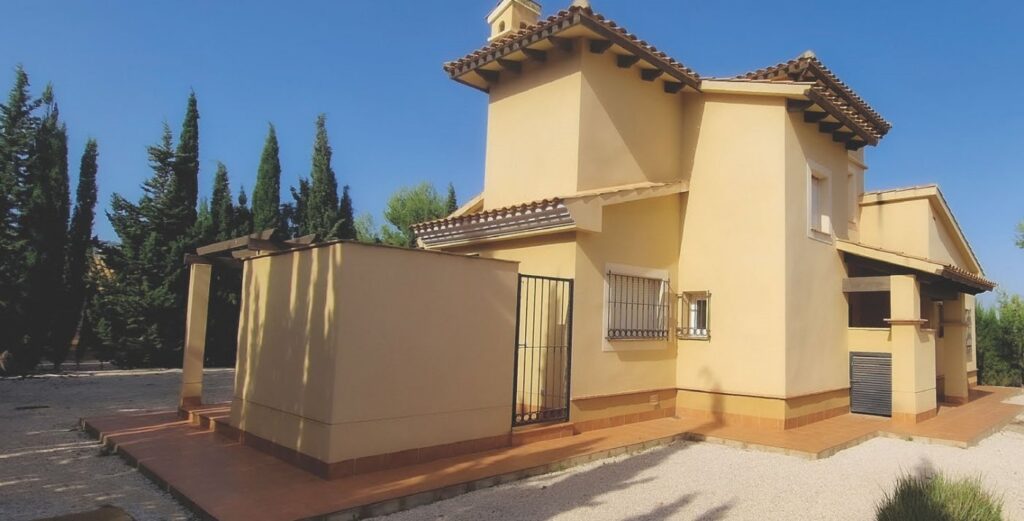 Vooraanzicht van nieuwbouw villa in Fuente Álamo de Murcia in Spanje, gelegen aan de  Costa Cálida