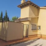 Vooraanzicht van nieuwbouw villa in Fuente Álamo de Murcia in Spanje, gelegen aan de  Costa Cálida
