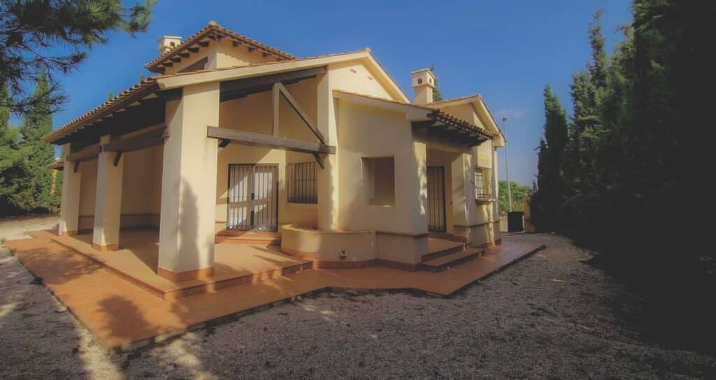 Vooraanzicht van nieuwbouw villa in Fuente Álamo de Murcia in Spanje, gelegen aan de  Costa Cálida
