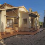 Vooraanzicht van nieuwbouw villa in Fuente Álamo de Murcia in Spanje, gelegen aan de  Costa Cálida