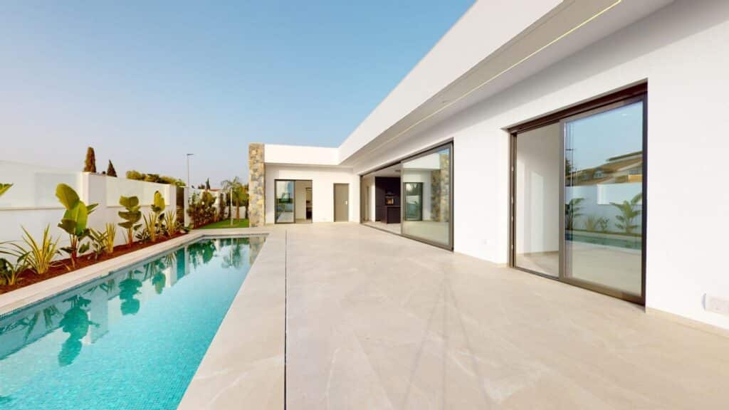 Terras en zwembad van nieuwbouw villa in Los Alcazares in Spanje, gelegen aan de  Costa Cálida