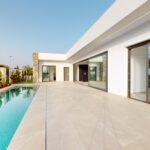 Terras en zwembad van nieuwbouw villa in Los Alcazares in Spanje, gelegen aan de  Costa Cálida