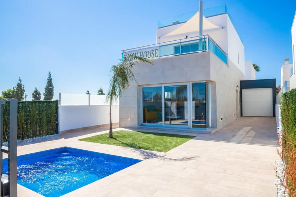 Zwembad en vooraanzicht van nieuwbouw villa in Los Alcazares in Spanje, gelegen aan de  Costa Cálida
