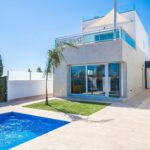 Zwembad en vooraanzicht van nieuwbouw villa in Los Alcazares in Spanje, gelegen aan de  Costa Cálida