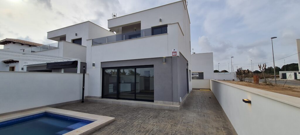 Zwembad en vooraanzicht van nieuwbouw villa in Orihuela-Costa in Spanje, gelegen aan de  Costa Blanca-Zuid