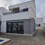 Zwembad en vooraanzicht van nieuwbouw villa in Orihuela-Costa in Spanje, gelegen aan de  Costa Blanca-Zuid