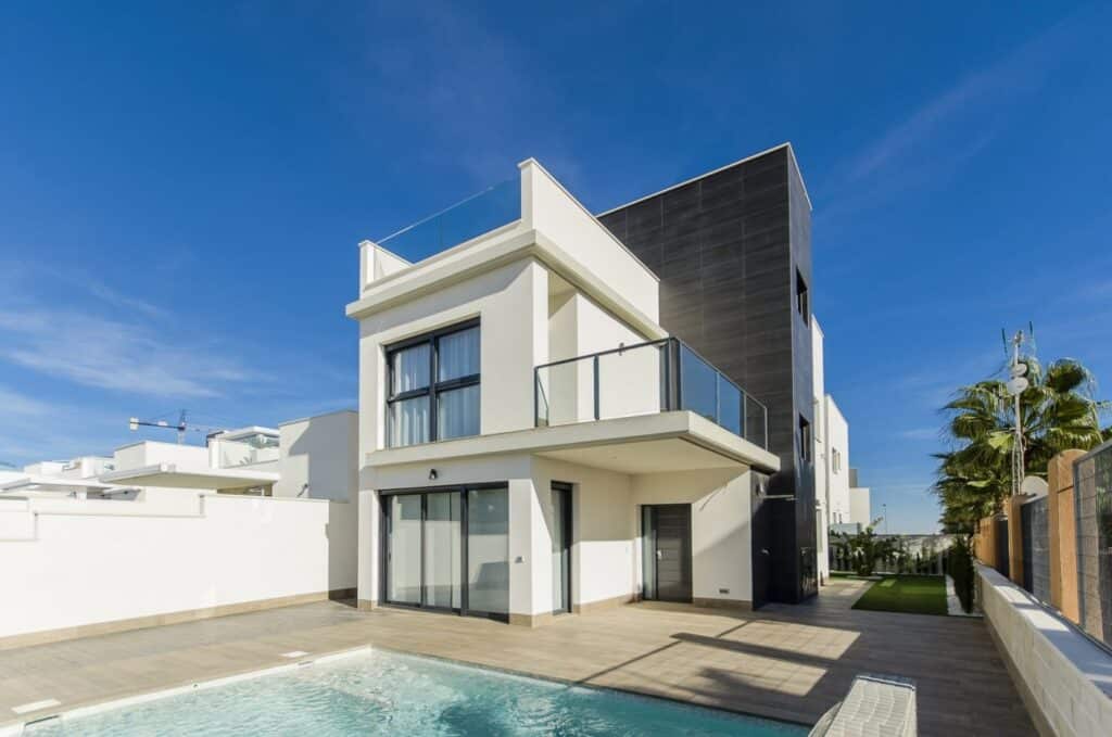 Zwembad en vooraanzicht van nieuwbouw villa in San Miguel De Salinas in Spanje, gelegen aan de  Costa Blanca-Zuid