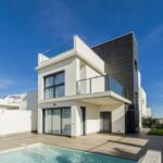 Zwembad en vooraanzicht van nieuwbouw villa in San Miguel De Salinas in Spanje, gelegen aan de  Costa Blanca-Zuid