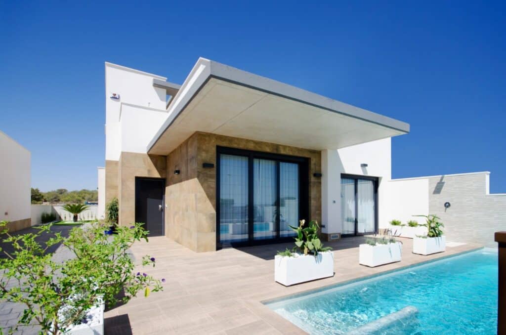 Zwembad en vooraanzicht van nieuwbouw villa in San Miguel De Salinas in Spanje, gelegen aan de  Costa Blanca-Zuid