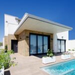 Zwembad en vooraanzicht van nieuwbouw villa in San Miguel De Salinas in Spanje, gelegen aan de  Costa Blanca-Zuid