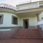 Vooraanzicht van nieuwbouw villa in Torrevieja in Spanje, gelegen aan de  Costa Blanca-Zuid
