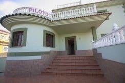 Vooraanzicht van nieuwbouw villa in Torrevieja in Spanje, gelegen aan de  Costa Blanca-Zuid