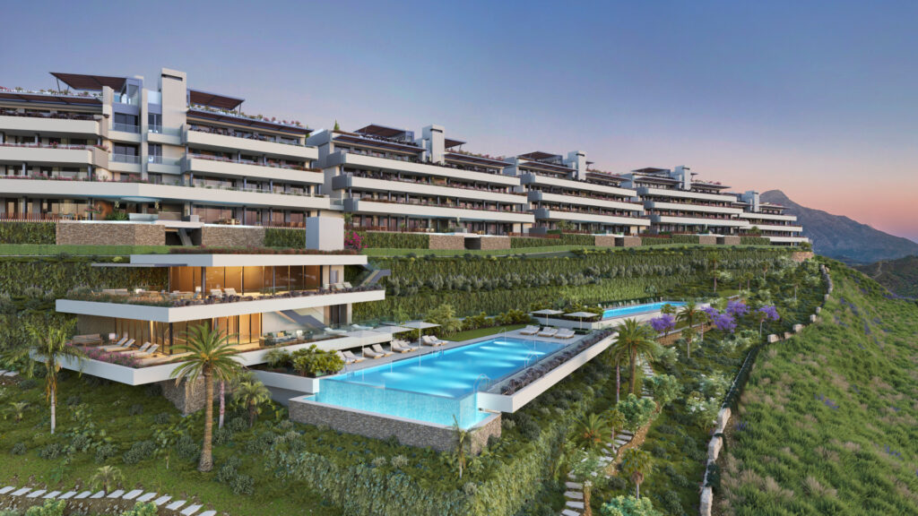 Gemeenschappelijk zwembad en vooraanzicht van nieuwbouw appartement in Benahavis in Spanje, gelegen aan de  Costa del Sol-West