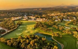 Luchtfoto van golfresort aan de Costa del Sol