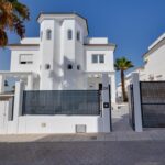 Vooraanzicht van nieuwbouw huis in San Fulgencio in Spanje, gelegen aan de  Costa Blanca-Zuid