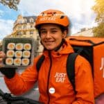 Bezorgjongen van Just Eat die een pakje sushi toont