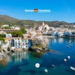 Luchtfoto van een gemeente aan de zee aan de Costa Brava
