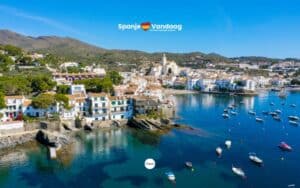 Luchtfoto van een gemeente aan de zee aan de Costa Brava