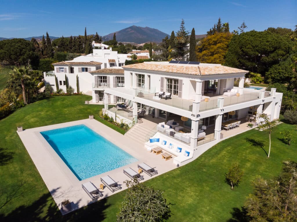 Luchtfoto van in Nueva Andalucia in Spanje, gelegen aan de  Costa del Sol-West