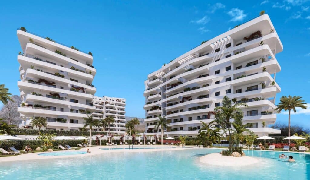 Gemeenschappelijk zwembad en vooraanzicht van in Villajoyosa in Spanje, gelegen aan de  Costa Blanca-Noord
