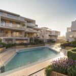 Gemeenschappelijk zwembad en vooraanzicht van nieuwbouw appartement in Nueva Andalucia in Spanje, gelegen aan de  Costa del Sol-West