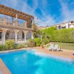 Zwembad en vooraanzicht van villa in Almunecar in Spanje, gelegen aan de  Costa Tropical