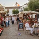 Spaans straatje met marktkraampjes en terrasjes