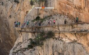 Wandelaars tegen bergflank op Caminito del Rey