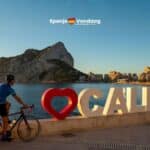 Fietser op de boulevard in Calpe