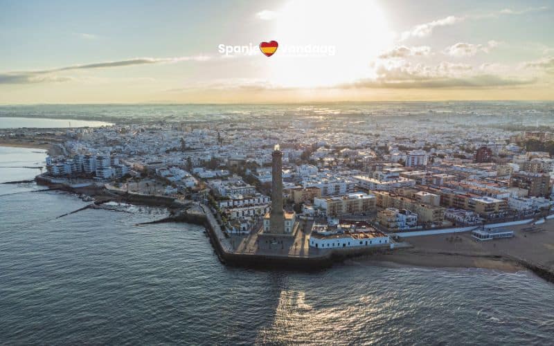 Luchtfoto van een een Spaanse gemeente aan de kust