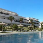 Gemeenschappelijk zwembad en vooraanzicht van in Estepona in Spanje, gelegen aan de  Costa del Sol-West