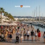 Heel wat wandelende toeristen aan een Spaanse jachthaven