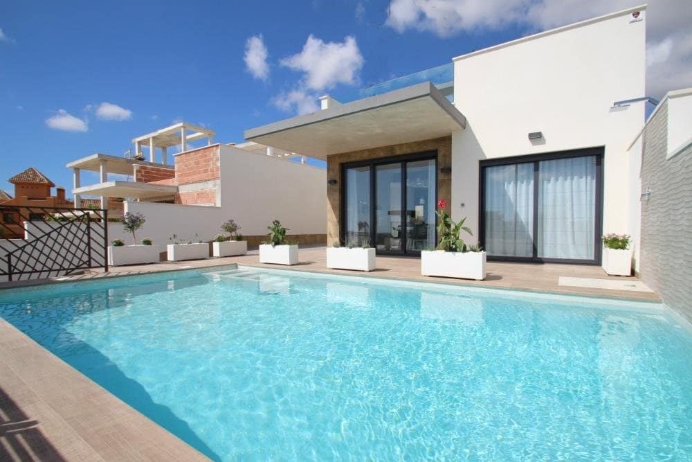 Terras en zwembad van nieuwbouw villa in Cartagena (30200) in Spanje, gelegen aan de  Costa Cálida