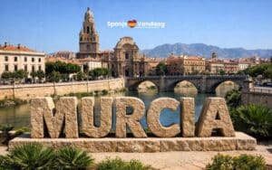 Zicht op een gemeente in Murcia met in de voorgrond de letters Murcia in steen voorgesteld