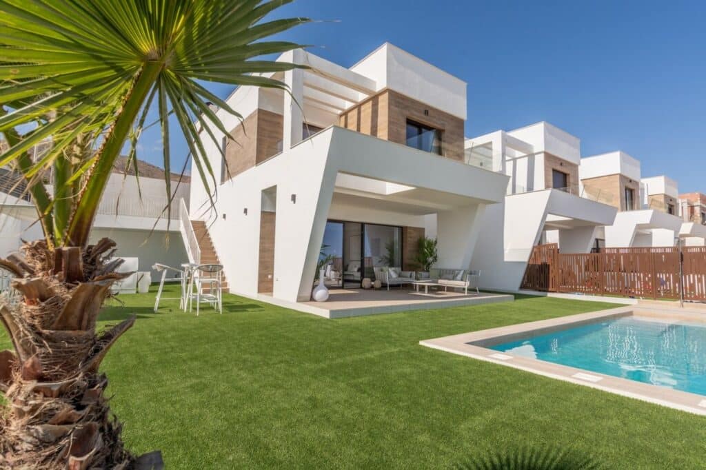 Zwembad en vooraanzicht van nieuwbouw villa in Finestrat in Spanje, gelegen aan de  Costa Blanca-Noord