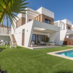 Zwembad en vooraanzicht van nieuwbouw villa in Finestrat in Spanje, gelegen aan de  Costa Blanca-Noord